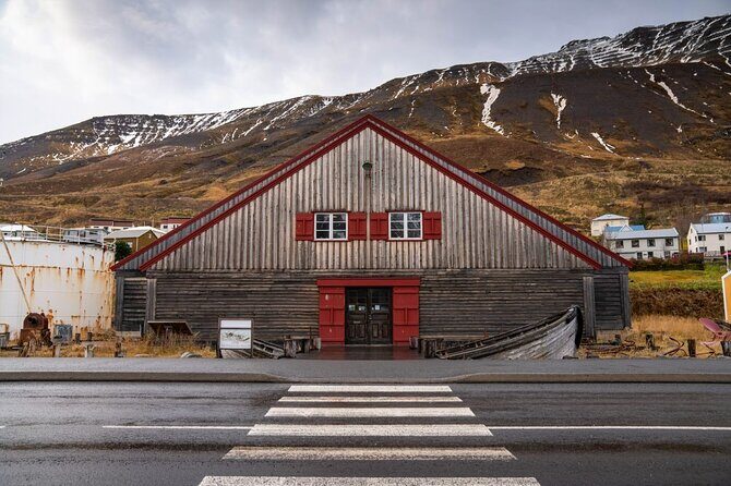 1-Hour Siglufjörður Stroll - Meeting at Aðalgata 32: How the Walk Sets You Up