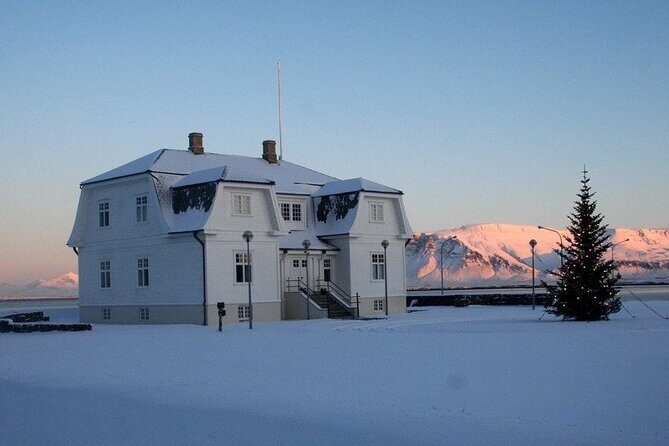 5-Days Land of Northern Lights Tour from Reykjavík - Northern Lights program: two nights of training, searching, and equipment