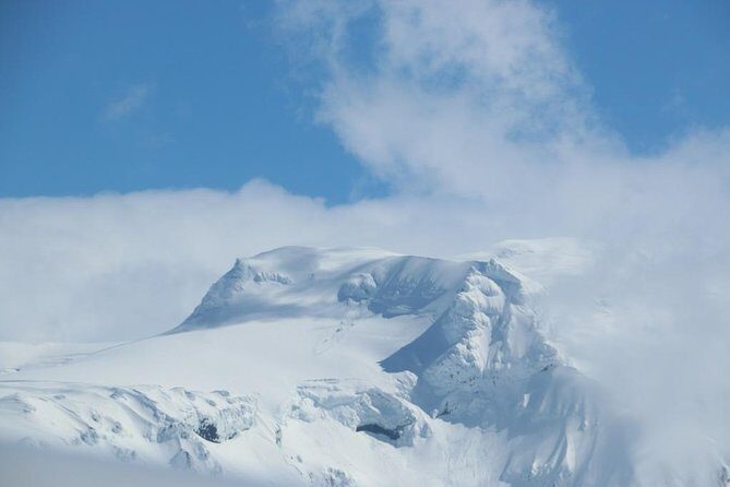 Airplane flight over glacier lagoons and Iceland's highest peak - Breiðamerkurjökull and Esjufjöll: the route’s glacier-to-mountain story