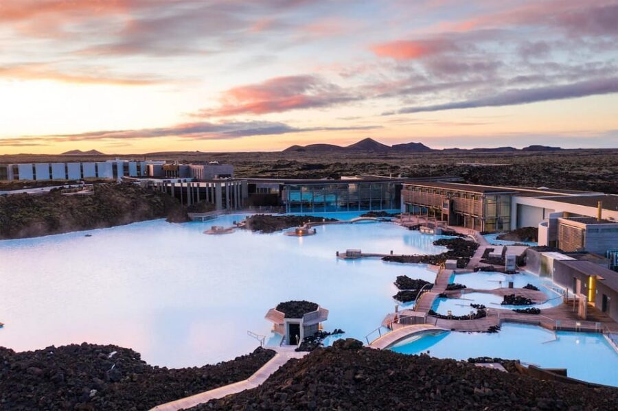 Blue Lagoon: Premium Admission with Drinks and Face Masks - The swim-up bar: your included drink, chosen at the waterline