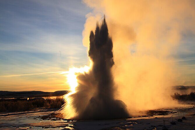 Day Trip to the Golden Circle and Hot spring Geyser by 4WD Jeep from Reykjavik - Strokkur geyser: the 8-minute lesson in patience