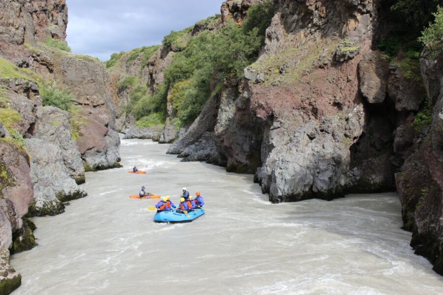 East Glacial River Extreme Rafting - 16 km through the East Glacial canyon: the rapids you’re there for