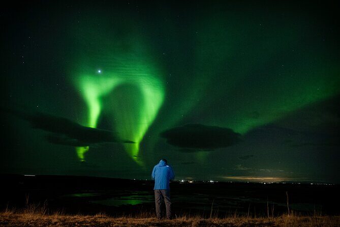From Reykjavik 4x4 Minibus Northern Lights with Photo and Cocoa - The pro photo moment: how to avoid missing the best minutes