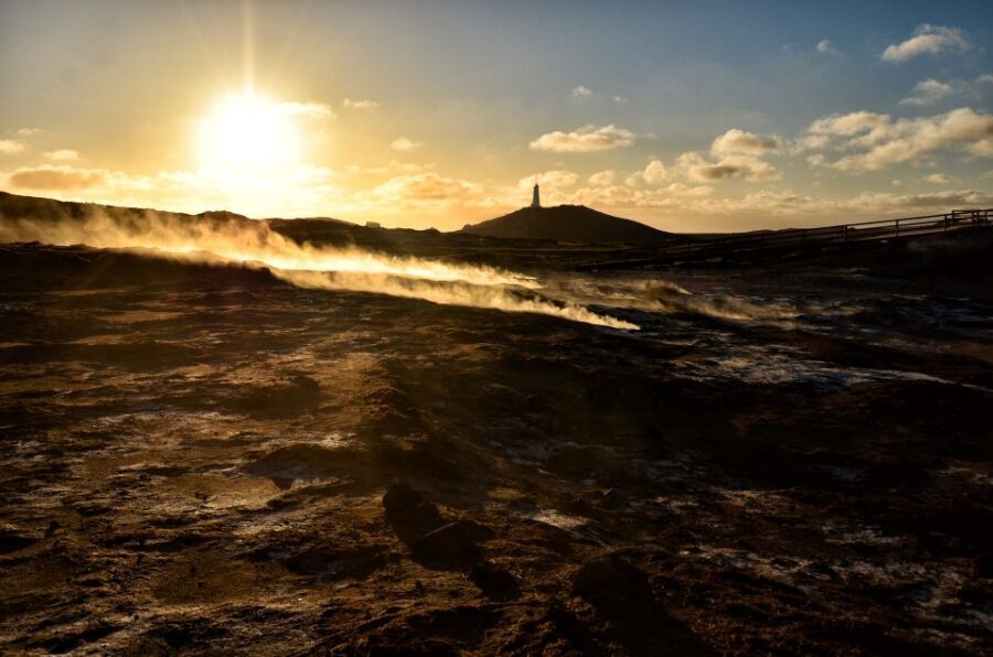 From Reykjavik: Reykjanes Geopark Tour & Airport Transfer - Kleifarvatn Lake and Grænavatn: where the day starts calm and strange