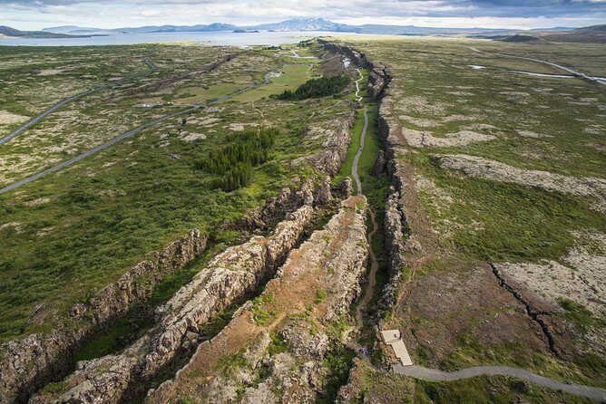 Golden Circle Classic in Small group - Also for cruises - Þingvellir National Park: where tectonic plates meet history