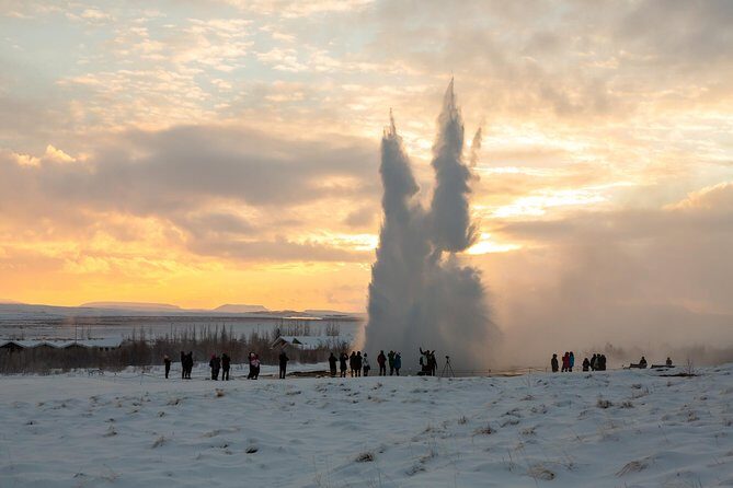Golden Circle & Northern lights in Iceland - Northern Lights Bus: Chasing Dark Skies Outside Reykjavík