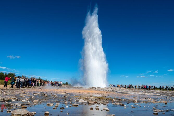 Golden Circle & Northern Lights Tour from Reykjavik - Big bus group reality check: what to do with crowds and timing