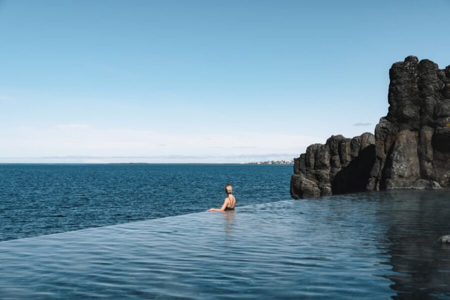 Iceland: Silfra Snorkeling Tour and Sky Lagoon Spa Combo - In the water with a small group: how the guide keeps it safe