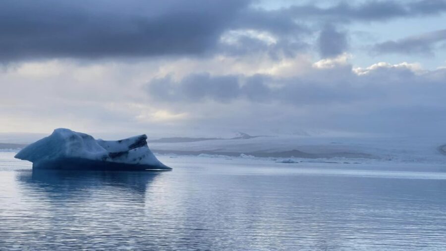 Jökulsárlón Floating Glacier & Diamond Beach Day Tour - The big idea: two ice worlds in one southeast day