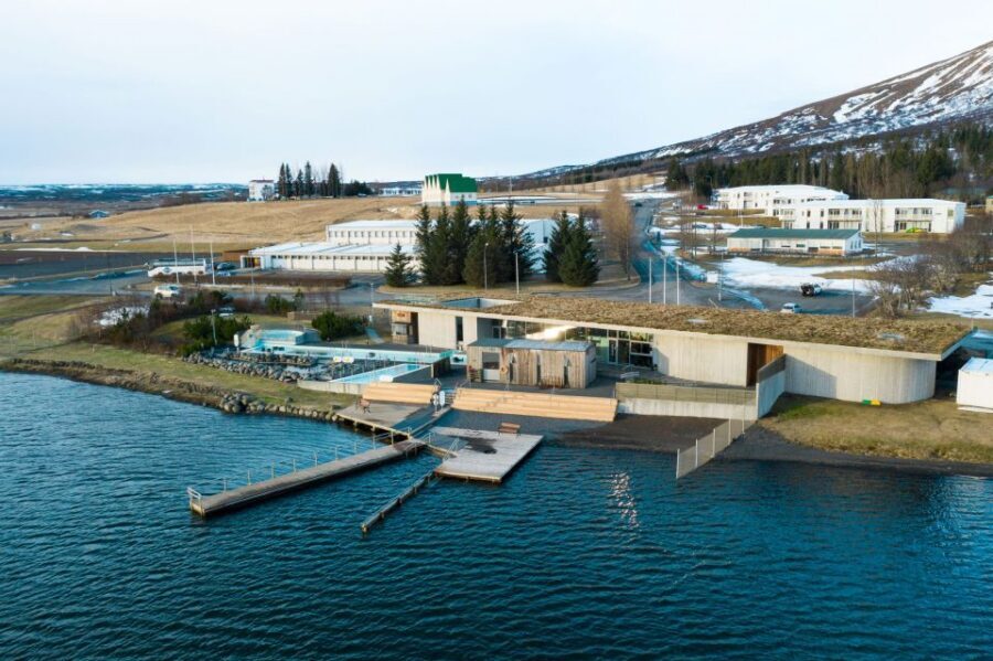 Laugarvatn: Laugarvatn Fontana Geothermal Baths Entry Ticket - Bath design: pools, steam rooms, sauna, and the lake plunge