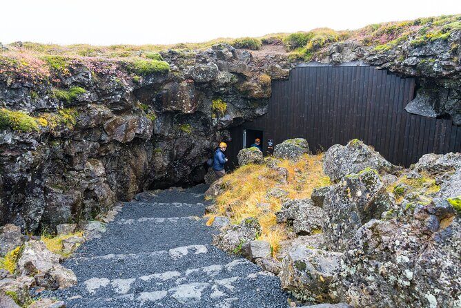 Lava Caving Experience - The guide’s role: more than directions