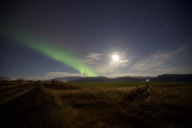 Northern Lights Classic MiniBus Tour from Akureyri - Waiting well: hot chocolate, cookies, and what to do with your camera