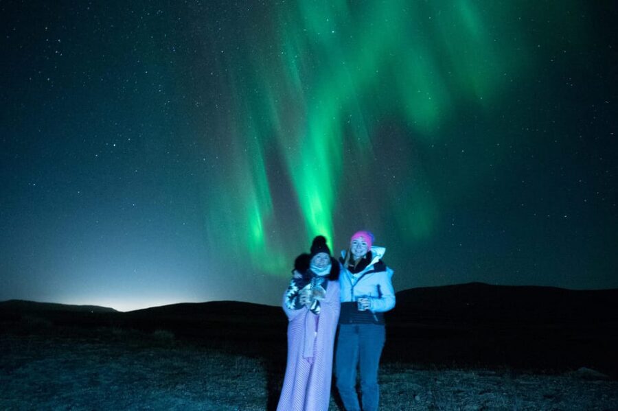 Northern Lights in Mini Bus, Photos, Hot Cocoa and Pastries - Leaving the city lights: why the drive is more than transport