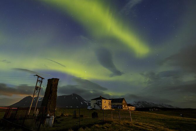 Northern Lights Tour from Reykjavik with Lifetime Guarantee - What this tour feels like with a group of up to 300