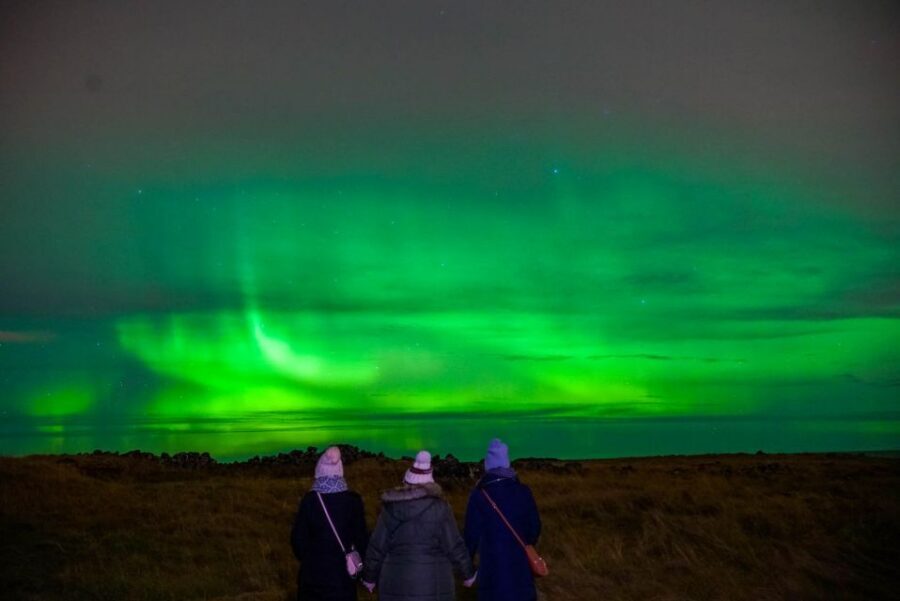 Northern Lights Tour From Reykjavik with Photography - Free Wi‑Fi and the photo guarantee mindset