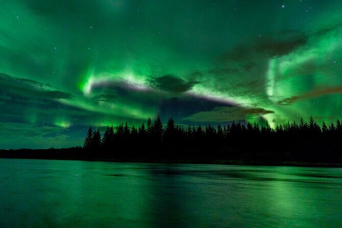 Private Aurora Hunt with Photos in Super Defender - How the guide finds the odds: data, flexibility, and patience