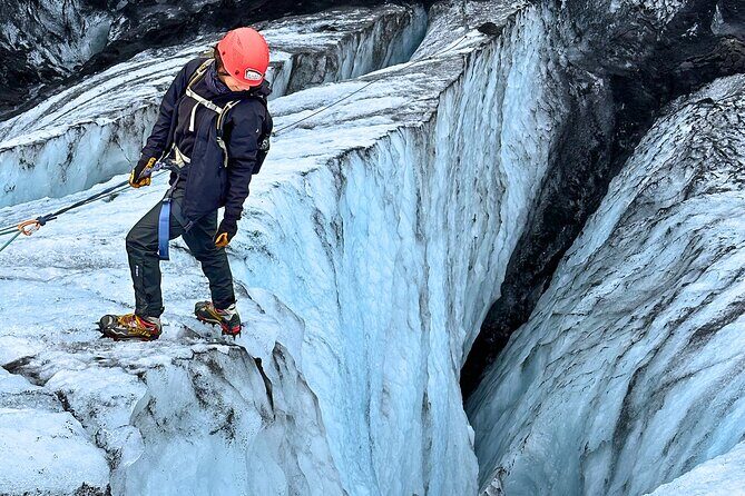 Private Extreme Encounter w/ ropes on Sólheimajökull Glacier - The private pacing: how the guide matches you on the ice