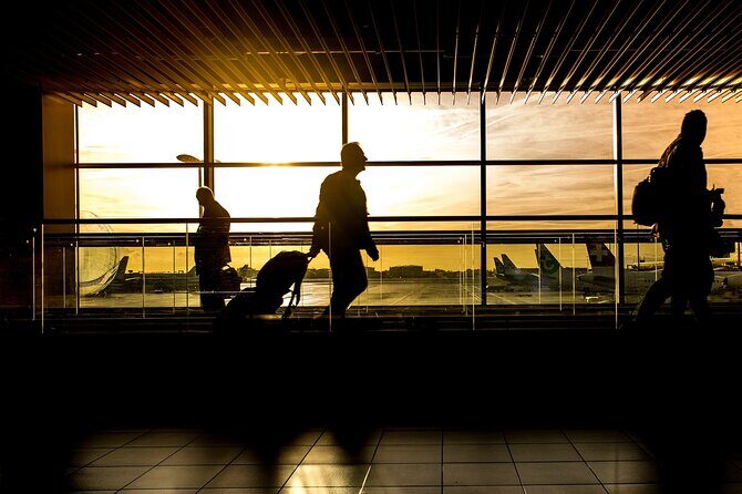 Private Transfer Keflavik Airport To Reykjavik Pick or Drop - Blue Lagoon option: how the pause works without losing your luggage