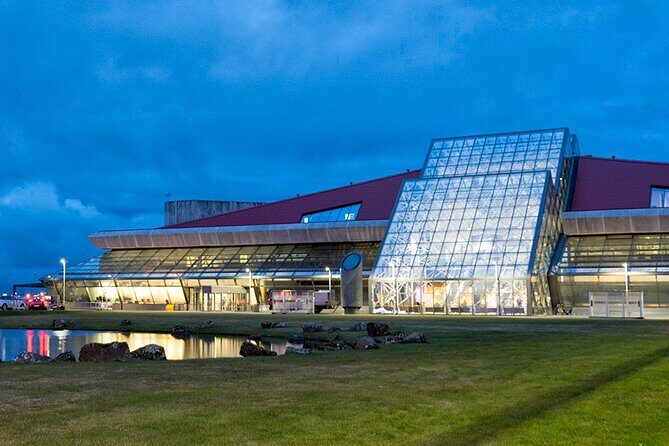 Private Transfer Reykjavik to Keflavik Airport - What happens during the drive: WiFi, water, and a driver who helps