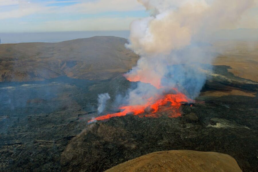 Reykjavik: 45-Minute Volcano Sightseeing Helicopter Tour - Capital Views on the Way Back: A Shot at Bessastaðir
