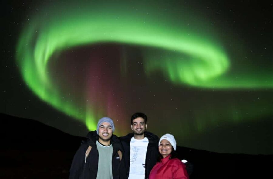 Reykjavík: 4x4 Minibus Northern Lights with Photo and Cocoa - The night drive: how guides chase darkness and read the sky