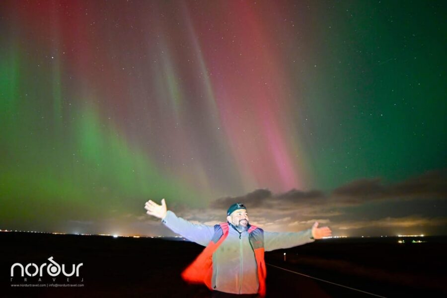 Reykjavík: 4x4 Minibus Northern Lights with Photo and Cocoa - Photo help that goes beyond pointing and hoping