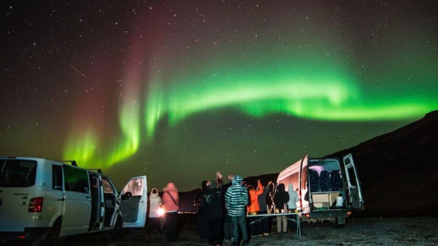 Reykjavík: 4x4 Minibus Northern Lights with Photo and Cocoa - The pickup-and-drop rhythm around Reykjavik’s main landmarks