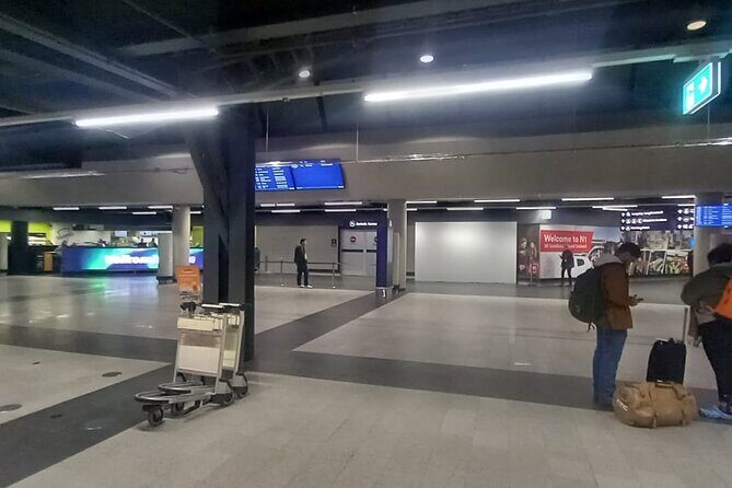 Reykjavik Iceland: Private Transfer to/from Keflavik Airport KEF - The ride itself: 45 minutes, Wi‑Fi, and that quiet “we’ve got this” feeling