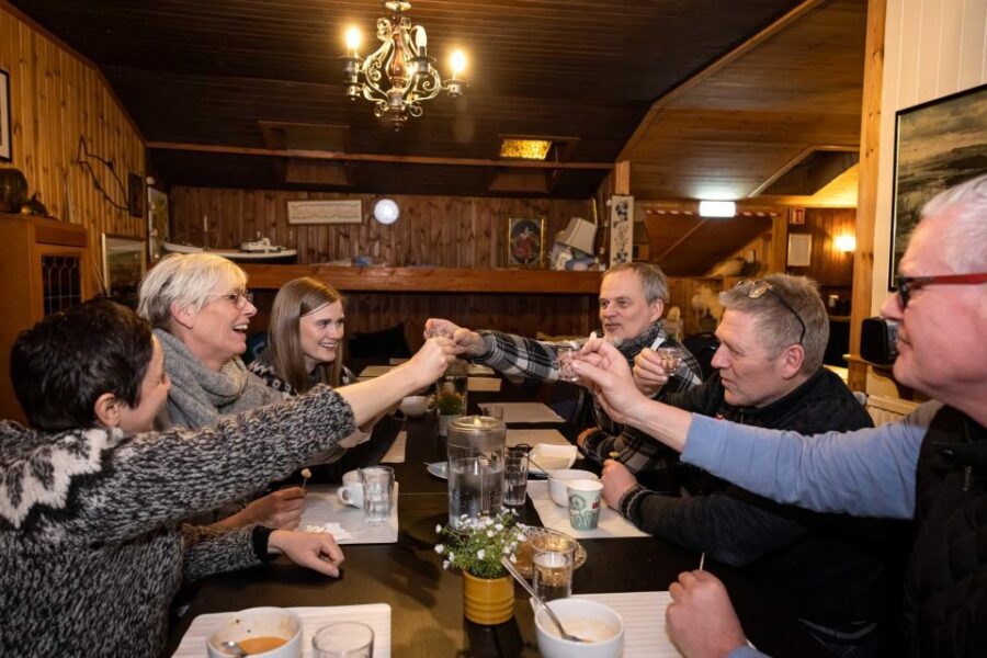 Reykjavik: Icelandic Food Tour - The 3-hour rhythm: tastings, walking breaks, and a finish drink