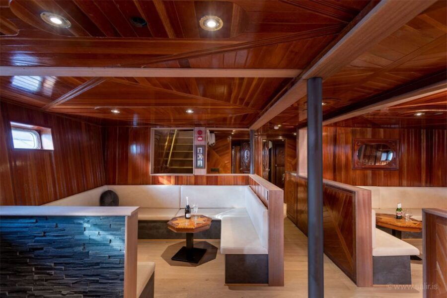 Reykjavik: New Years Fireworks Midnight Cruise - Champagne, Bar, and Wi‑Fi: Comfort You’ll Use More Than You Think