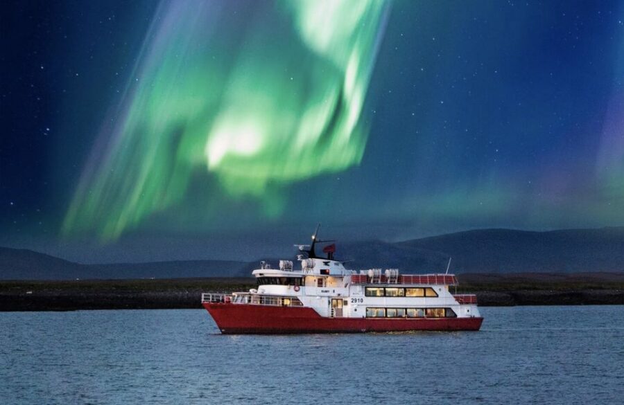 Reykjavík: Northern Lights Cruise - Deck time without punishment: how to dress for real cold