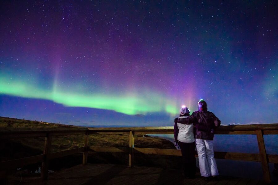 Reykjavík: Northern Lights Minibus Tour with Photos - How the Guide Searches: KP Index, Clear Skies, and Spot Switching