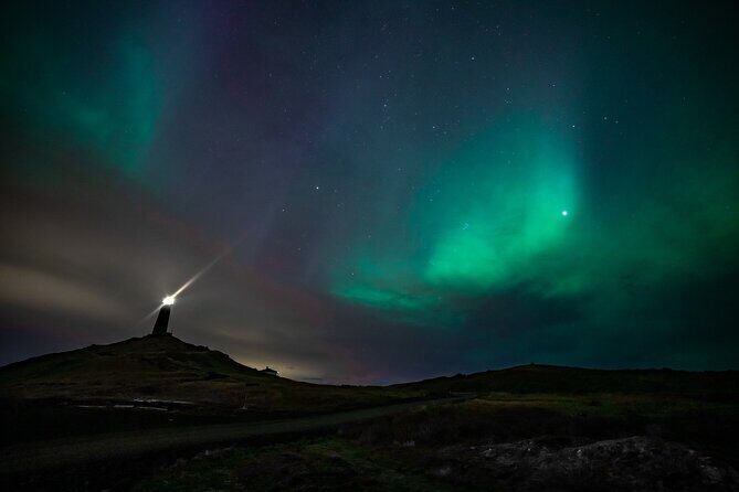 Reykjavik Northern Lights Tour with Professional Photographer - Hot Chocolate, Pastries, and Blankets: Comfort That Keeps You Outside