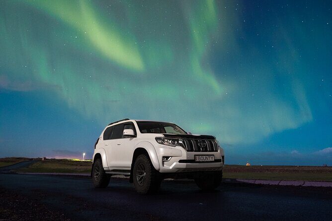 Reykjavik Private Northern Lights Tour with Pro Photographer - Reykjavik after dark: why off-road chasing beats standing still