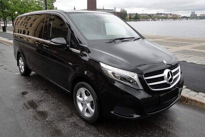 Reykjavik-Private Transfer to/from Keflavík Airport - The Drive Experience: Comfort, Control, and Driver Tips