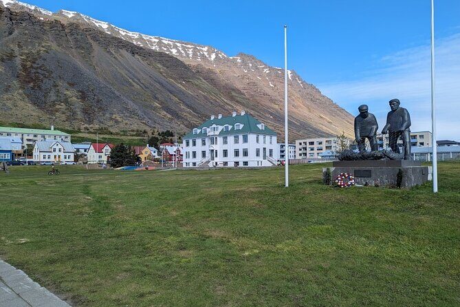 Self-Guided Tour of Ísafjörður: Art, History, and Architecture - Sjúkrahúsið old hospital: preserved architecture you can read