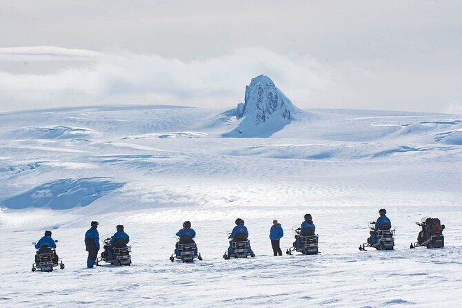 Snowmobile tour on Vatnajökull - The snowmobile hour on Vatnajökull: fun first, instruction always