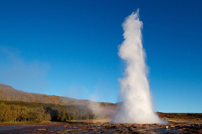 The Golden Circle & Northern Lights Guided Combo tour - Gullfoss Waterfall: The 62-Metre Drop That Feels Personal