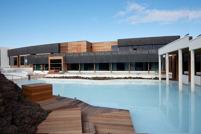 Unique bathing in an Icelandic hot springs at the Blue Lagoon - Blue Lagoon in black lava rock: what makes this place special