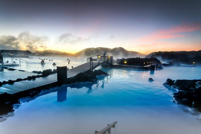 Unique bathing in an Icelandic hot springs at the Blue Lagoon - Comfort vs Premium: how to choose the package that fits your day