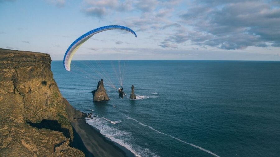 Vík: Paragliding Tandem Flight - Hidden-Feeling Stop on the Ground: Looking for the Best Turn to the Air